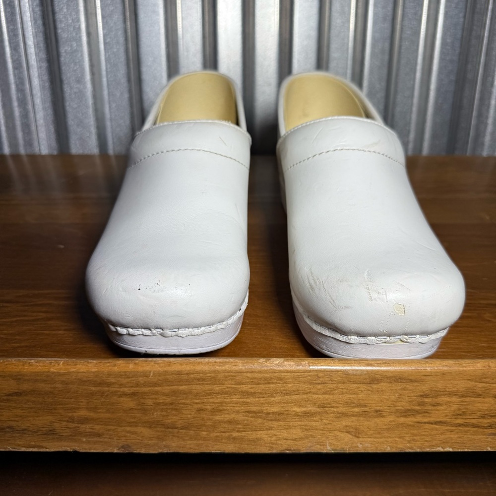 White Leather Dansko Clogs Size 39 New With Defects, No Box, Professional, Nurse - Picture 4 of 12